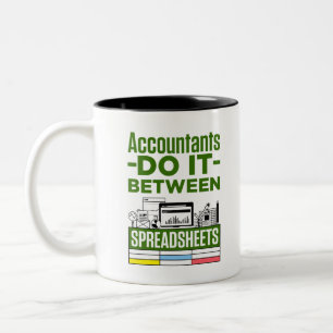 Accountants doen het tussen spreadsheets tweekleurige koffiemok