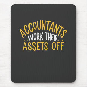 Accountants werken hun bedrijfsmiddelen uit muismat