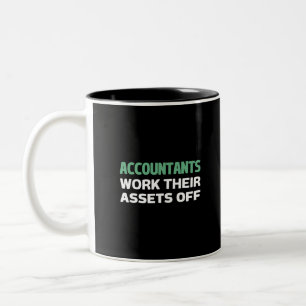 Accountants werken hun bedrijfsmiddelen voor tweet tweekleurige koffiemok