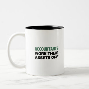 Accountants werken hun bedrijfsmiddelen voor tweet tweekleurige koffiemok
