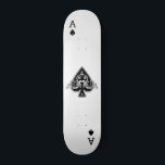 Ace of Spades Skateboard<br><div class="desc">Het dek van de douane met zwarte en witte  stijlillustratie van de speelkaart met de hoogste rang - de kant van schoppen.</div>