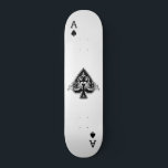 Ace of Spades Skateboard<br><div class="desc">Het dek van de douane met zwarte en witte  stijlillustratie van de speelkaart met de hoogste rang - de kant van schoppen.</div>