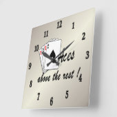 Aces boven de Rest Gold Vierkante Klok (Hoek)