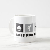 Aces draait op de Mok van de Cake (Voorkant links)