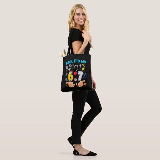 Ach, het is mijn eerste dag terug naar school tote bag (Op model)