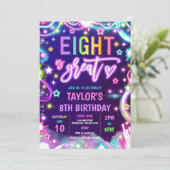 Acht is geweldig neon gloed 8e verjaardagsfeest kaart (Staand voorkant)