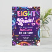 Acht is Grote 8e Retro Neon Glow Girl Verjaardag Kaart (Staand voorkant)