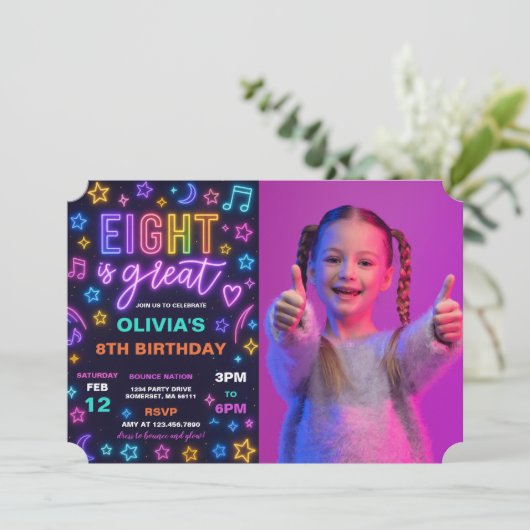 Acht is Grote Neon Glow 8e Verjaardagsfeest Foto Kaart (Staand voorkant)