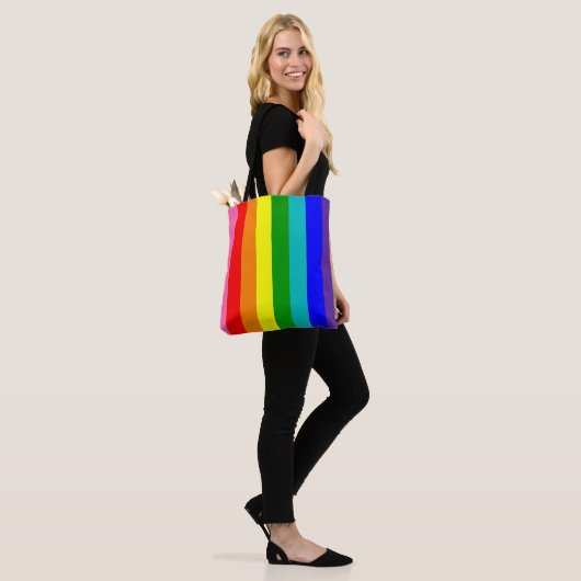 Acht Stripe Rainbow Pride-vlag Tote Bag (Op model)