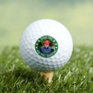 Acht-t-shirt en nog steeds swingende 80ste verjaar golfballen