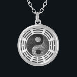 Acht trigrammen Yin Yang Embossed-like draak Zilver Vergulden Ketting<br><div class="desc">Evenwicht,  energie en goede feng-shui zijn overal bij u,  waar u ook bent,  met dit geschenk van de in reliëf gemaakte draak van het symbool van de zwarte en zilveryang omringd door de acht trigrammen.</div>