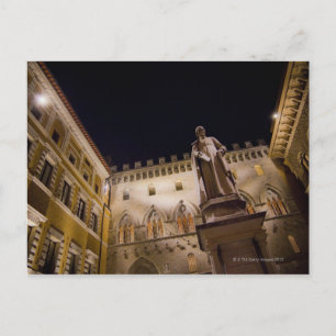 Acht uur in Piazza Salimbeni, Siena, Italië. Briefkaart