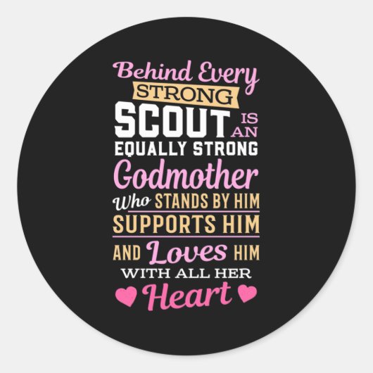 Achter de scout zit een sterke godmoeder ronde sticker (Voorkant)