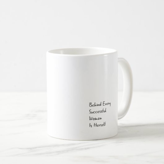 Achter de vrouw ligt de zelf Inspirerend Mok van h (Voorkant rechts)