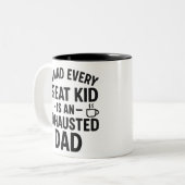 Achter elk groot Kind zit een uitgeputte vader Tweekleurige Koffiemok (Voorkant links)
