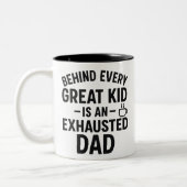 Achter elk groot Kind zit een uitgeputte vader Tweekleurige Koffiemok (Links)