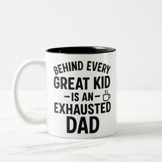 Achter elk groot Kind zit een uitgeputte vader Tweekleurige Koffiemok (Links)