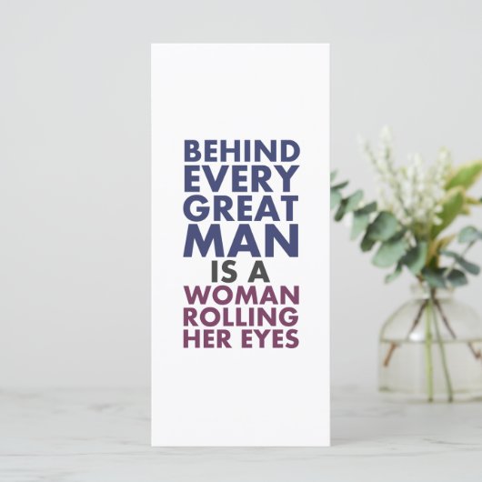 Achter elk groot Man zit een vrouw die haar ogen d (Staand voorkant)