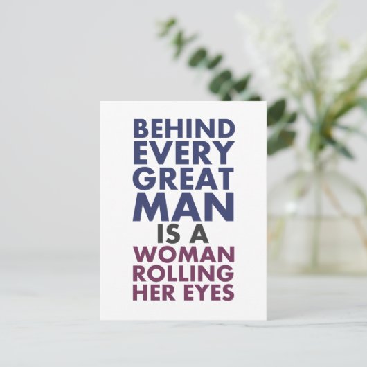 Achter elk groot Man zit een vrouw die haar ogen d Briefkaart (Staand voorkant)