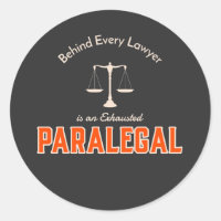 Achter Elke advocaat is een uitgeput paralegal