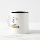 Achter Elke advocaat is een uitgeput paralegal Tweekleurige Koffiemok (Voorkant links)