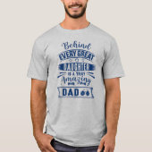 Achter elke geweldige dochter is geweldige papa te t-shirt (Voorkant)