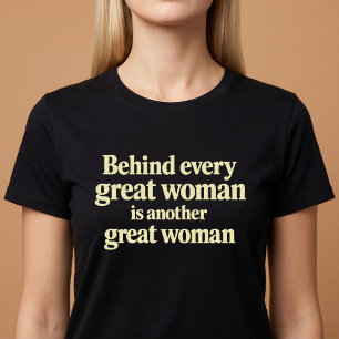 Achter elke geweldige vrouw staat een andere gewel t-shirt