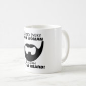 Achter elke goede vrouw zit een man met een baard  koffiemok (Voorkant rechts)
