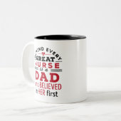 Achter elke grote zuster zit papa die dacht tweekleurige koffiemok (Voorkant links)