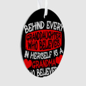 Achter elke kleindochter die in zichzelf gelooft ornament (voorkant)