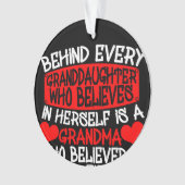 Achter elke kleindochter die in zichzelf gelooft ornament (voorkant)