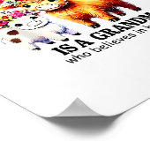 Achter elke kleindochter die in zichzelf gelooft poster (Hoek)