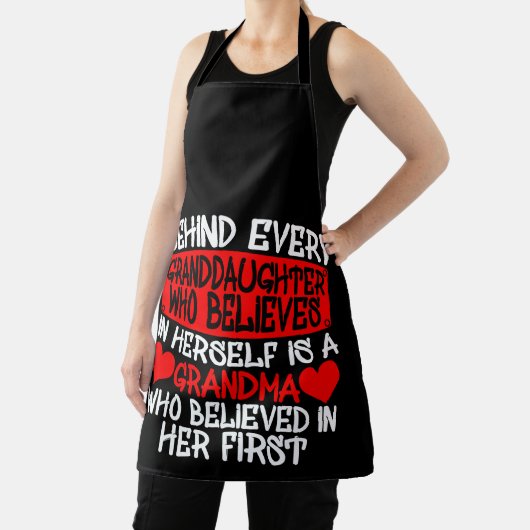 Achter elke kleindochter die in zichzelf gelooft schort (Insitu)