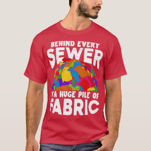 Achter elke naaister is een enorme stapel stof t-shirt