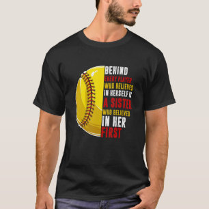 Achter elke speler zit zuster die in haar geloofde t-shirt