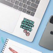 Achter elke sterke vrouw zit haar kat - Blauwgroen Sticker (Laptop met iPhone)