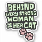 Achter elke sterke vrouw zit haar kat - roze poten sticker (Voorkant)