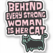 Achter elke sterke vrouw zit haar kat - roze tekst sticker (Voorkant)