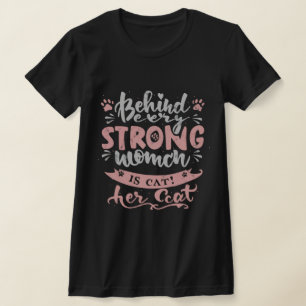 achter elke sterke vrouw zit haar kat t-shirt