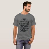 Achter elke succesvolle persoon zit koffie t-shirt (Voorkant volledig)