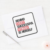Achter elke succesvolle vrouw hoort zichzelf — vierkante sticker (Envelop)