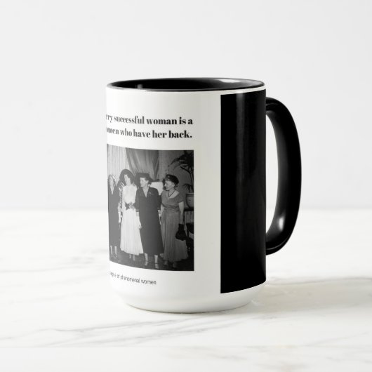 Achter elke succesvolle vrouw zit.. mok (Voorkant rechts)