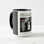 Achter elke succesvolle vrouw zit.. mok (Voorkant links)