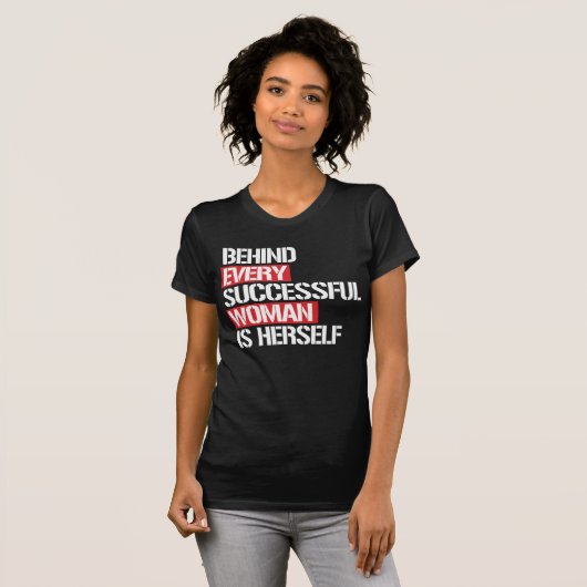 ACHTER ELKE SUCCESVOLLE VROUW ZIT ZICHZELF T-SHIRT (Voorkant volledig)