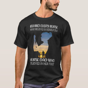 Achter elke verpleegster zit een vader van de verp t-shirt