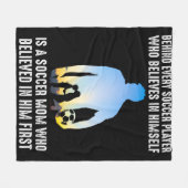 Achter elke voetbalspeler is een voetbalmam fleece deken (Voorkant (Horizontaal))