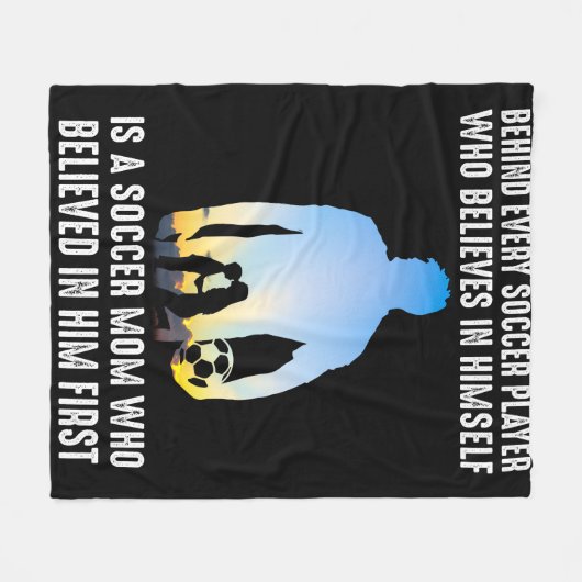 Achter elke voetbalspeler is een voetbalmam fleece deken (Voorkant (Horizontaal))