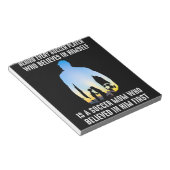 Achter elke voetbalspeler is een voetbalmam notitieblok (Schuin)