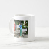 Achter je rug kijken koffiemok (Voorkant links)