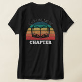 achter & voorkant Just One More Chapter lezen grap T-shirt (Laag Achter)